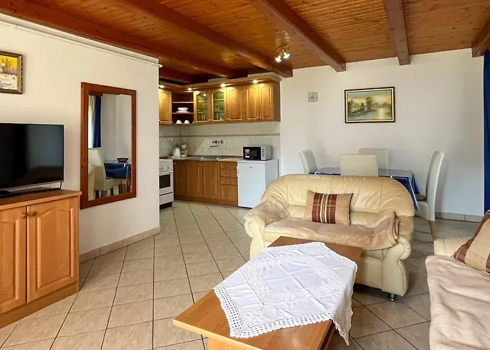 Bequem Eingerichtete Mit Grossem Garten By Interhome דירה *